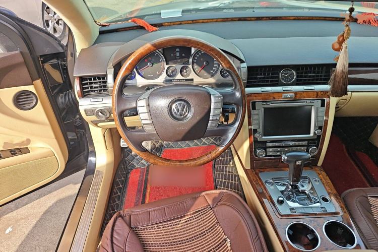 Used Volkswagen Phaeton 2011 3.6L V6 5-Seater Extended Business Edition Steering Wheel