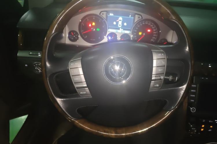Used Volkswagen Phaeton 2011 4.2L V8 4-seat Extended-Range Individual Edition Steering Wheel