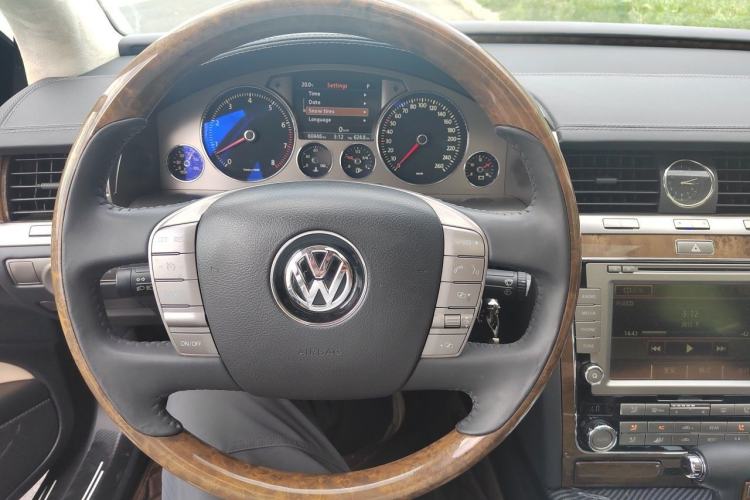 Used Volkswagen Phaeton 2011 3.6L V6 4-Seater Extended-Length Individual Edition Steering Wheel