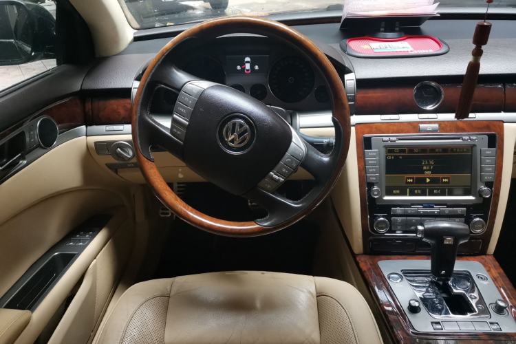 Used Volkswagen Phaeton 2011 3.6L V6 5-Seater Extended Comfort Version Steering Wheel