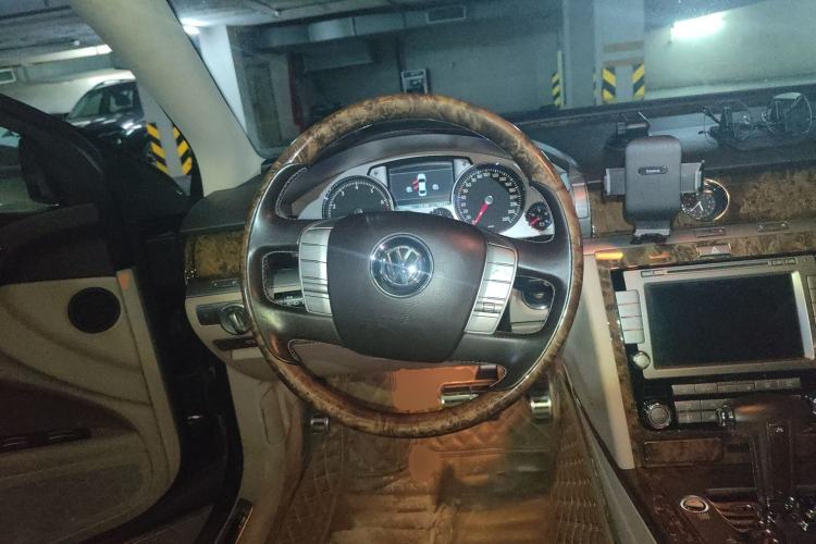Used Volkswagen Phaeton 2011 3.6L V6 5-Seater Extended-Length Individual Edition Steering Wheel