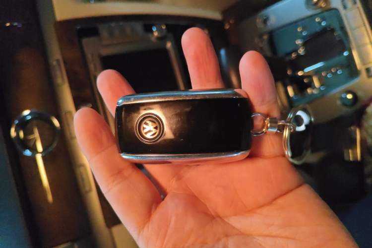 Used Volkswagen Phaeton 2011 4.2L V8 4-seat Extended-Range Individual Edition Vehicle Key