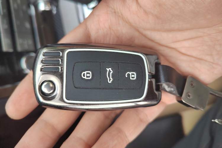 Used Volkswagen Phaeton 2011 3.6L V6 4-Seater Extended-Length Individual Edition Vehicle Key