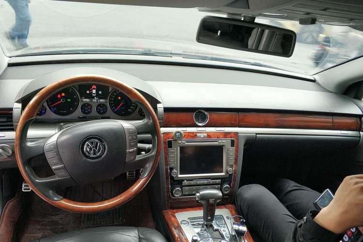 Used Volkswagen Phaeton 2011 3.6L V6 5-Seater Extended Business Edition Center Console
