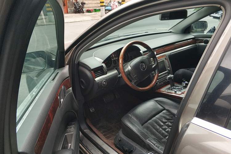 Used Volkswagen Phaeton 2011 3.6L V6 5-Seater Extended Business Edition Driver Seat