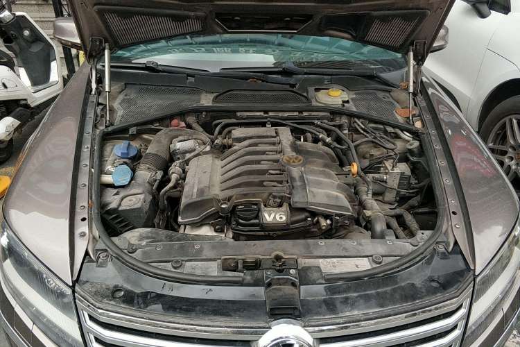 Used Volkswagen Phaeton 2011 3.6L V6 5-Seater Extended Business Edition Engine Bay