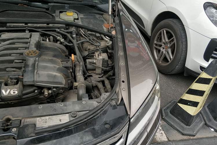 Used Volkswagen Phaeton 2011 3.6L V6 5-Seater Extended Business Edition Engine Bay Left