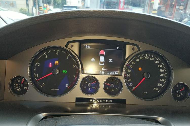 Used Volkswagen Phaeton 2011 3.6L V6 5-Seater Extended Business Edition Instrument Cluster