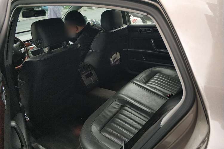 Used Volkswagen Phaeton 2011 3.6L V6 5-Seater Extended Business Edition Left Rear Seat