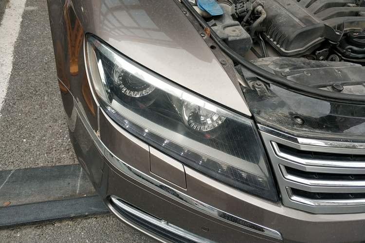 Used Volkswagen Phaeton 2011 3.6L V6 5-Seater Extended Business Edition Right Front Headlight