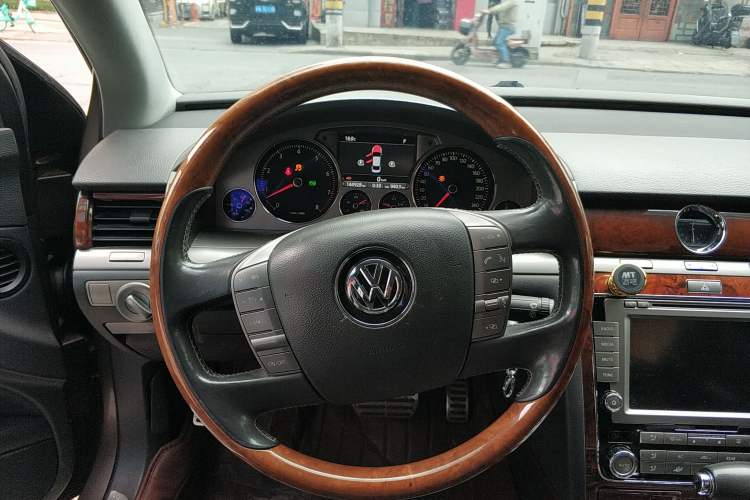 Used Volkswagen Phaeton 2011 3.6L V6 5-Seater Extended Business Edition Steering Wheel
