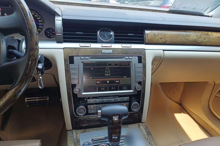 Used Volkswagen Phaeton 2011 3.6L V6 4-Seater Extended-Length Individual Edition Audio And AC Panel