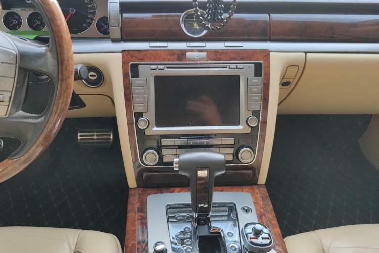 Used Volkswagen Phaeton 2011 3.6L V6 5-Seater Extended Business Edition Audio And AC Panel