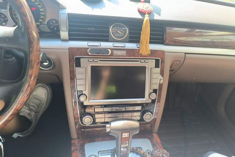 Used Volkswagen Phaeton 2011 3.6L V6 5-Seater Extended Comfort Version Audio And AC Panel