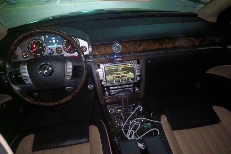 Used Volkswagen Phaeton 2011 3.6L V6 4-Seater Extended-Length Individual Edition Center Console