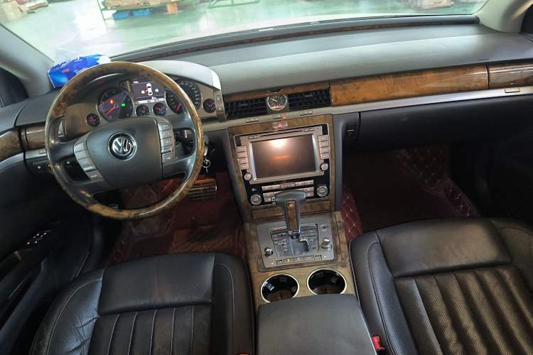 Used Volkswagen Phaeton 2011 3.6L V6 5-Seater Extended Business Edition Center Console