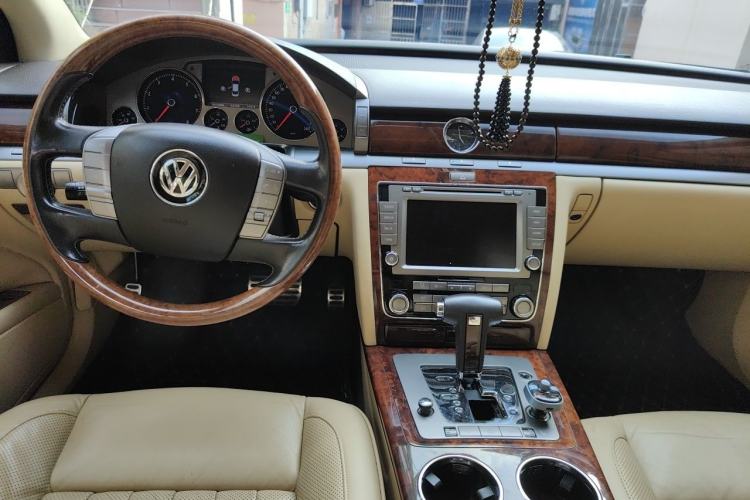 Used Volkswagen Phaeton 2011 3.6L V6 5-Seater Extended Business Edition Center Console