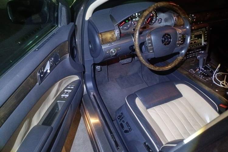 Used Volkswagen Phaeton 2011 3.6L V6 4-Seater Extended-Length Individual Edition Driver Seat