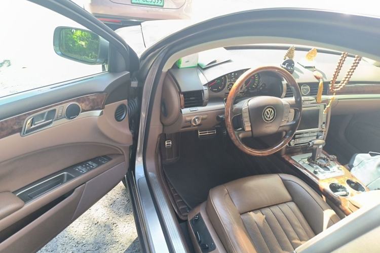 Used Volkswagen Phaeton 2011 3.6L V6 5-Seater Extended Comfort Version Driver Seat