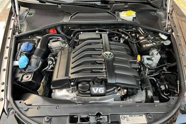 Used Volkswagen Phaeton 2011 3.6L V6 4-Seater Extended-Length Individual Edition Engine Bay