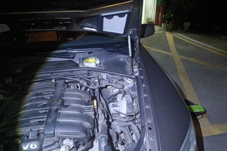 Used Volkswagen Phaeton 2011 3.6L V6 4-Seater Extended-Length Individual Edition Engine Bay Left