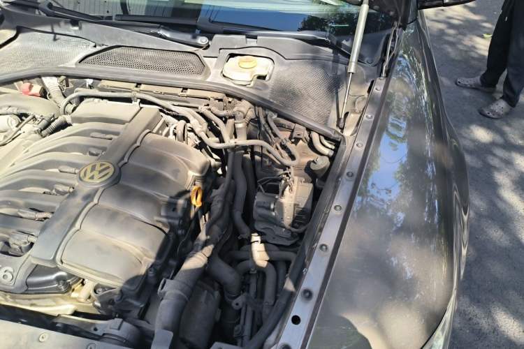 Used Volkswagen Phaeton 2011 3.6L V6 5-Seater Extended Comfort Version Engine Bay Left