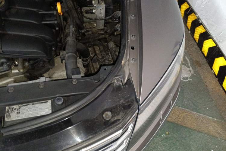 Used Volkswagen Phaeton 2011 3.6L V6 4-Seater Extended-Length Individual Edition Engine Bay Left