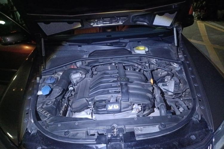 Used Volkswagen Phaeton 2011 3.6L V6 4-Seater Extended-Length Individual Edition Engine Bay