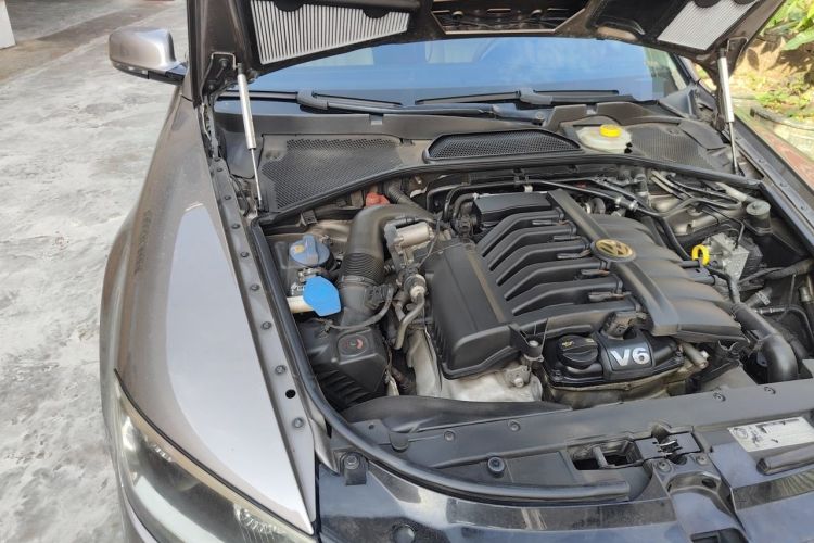 Used Volkswagen Phaeton 2011 3.6L V6 5-Seater Extended Business Edition Engine Bay Right