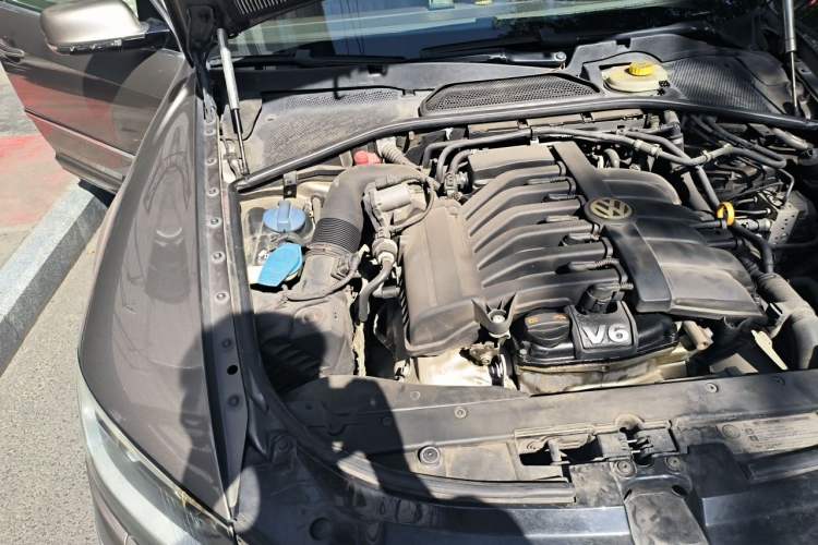 Used Volkswagen Phaeton 2011 3.6L V6 5-Seater Extended Comfort Version Engine Bay Right