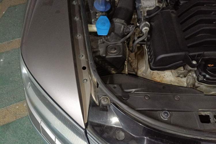 Used Volkswagen Phaeton 2011 3.6L V6 4-Seater Extended-Length Individual Edition Engine Bay Right