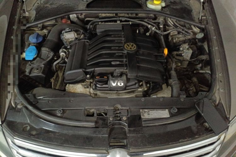 Used Volkswagen Phaeton 2011 3.6L V6 4-Seater Extended-Length Individual Edition Engine Bay
