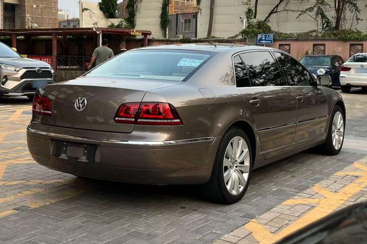 Used Volkswagen Phaeton 2011 3.6L V6 4-Seater Extended-Length Individual Edition Exterior 5