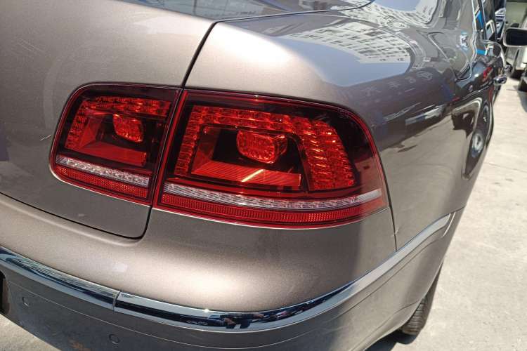 Used Volkswagen Phaeton 2011 3.6L V6 4-Seater Extended-Length Individual Edition Exterior 6
