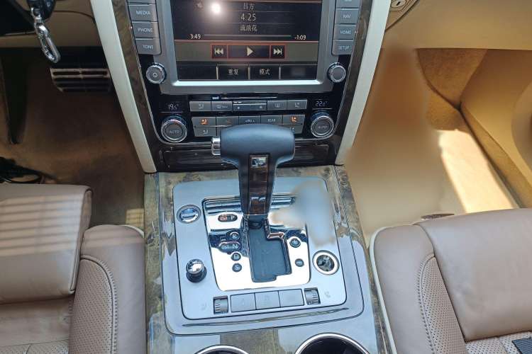 Used Volkswagen Phaeton 2011 3.6L V6 4-Seater Extended-Length Individual Edition Gear Lever
