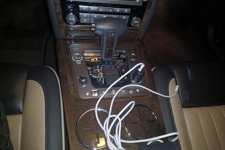 Used Volkswagen Phaeton 2011 3.6L V6 4-Seater Extended-Length Individual Edition Gear Lever