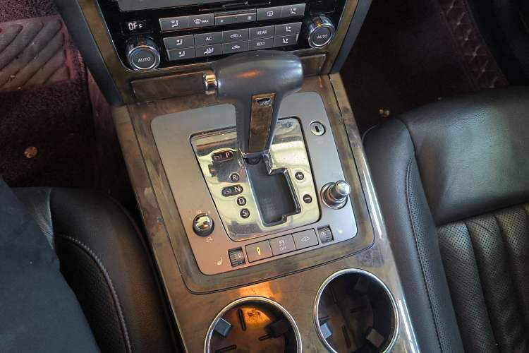 Used Volkswagen Phaeton 2011 3.6L V6 5-Seater Extended Business Edition Gear Lever