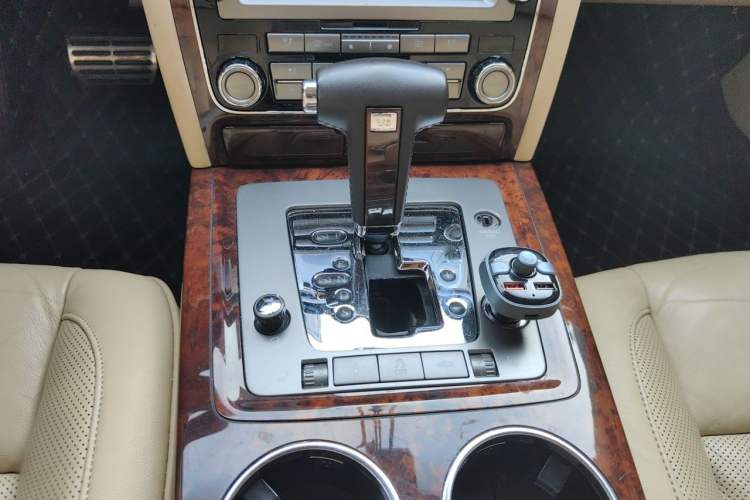 Used Volkswagen Phaeton 2011 3.6L V6 5-Seater Extended Business Edition Gear Lever