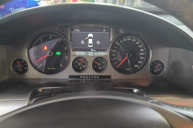 Used Volkswagen Phaeton 2011 3.6L V6 5-Seater Extended Business Edition Instrument Cluster