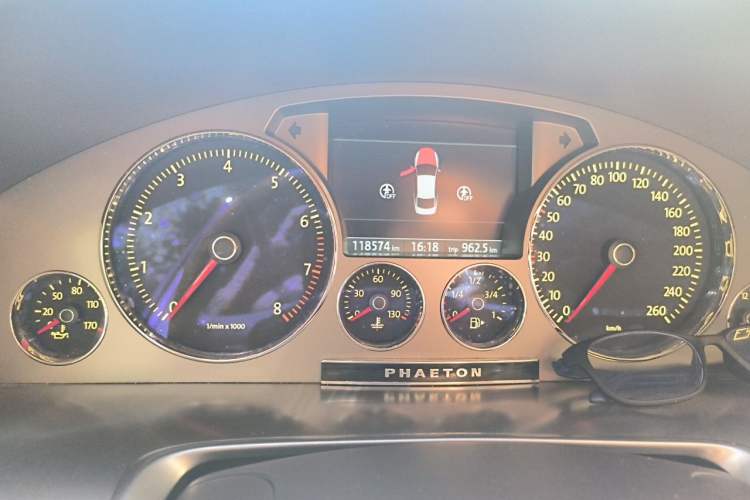 Used Volkswagen Phaeton 2011 3.6L V6 5-Seater Extended Comfort Version Instrument Cluster
