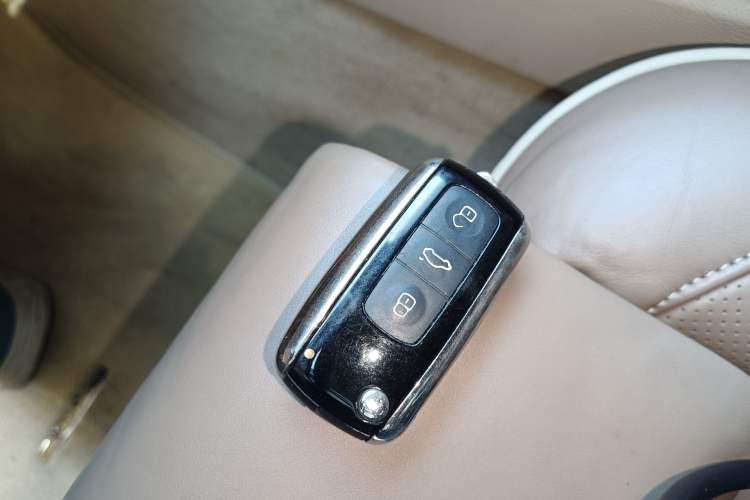 Used Volkswagen Phaeton 2011 3.6L V6 4-Seater Extended-Length Individual Edition Interior 1