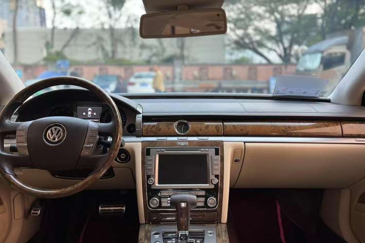 Used Volkswagen Phaeton 2011 3.6L V6 4-Seater Extended-Length Individual Edition Interior 2