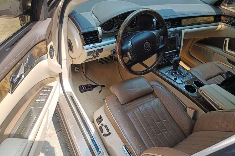Used Volkswagen Phaeton 2011 3.6L V6 4-Seater Extended-Length Individual Edition Interior 3