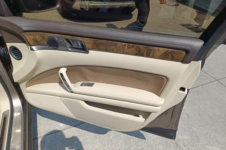 Used Volkswagen Phaeton 2011 3.6L V6 4-Seater Extended-Length Individual Edition Interior 5