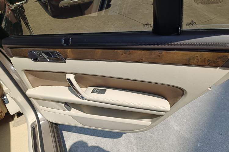 Used Volkswagen Phaeton 2011 3.6L V6 4-Seater Extended-Length Individual Edition Interior 6