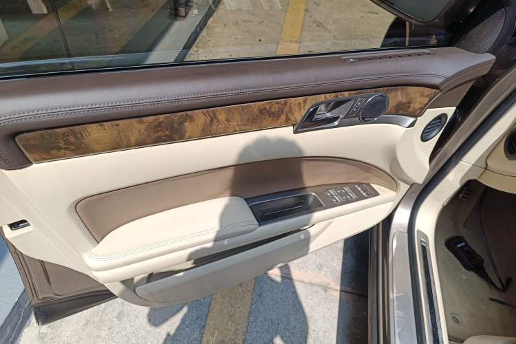 Used Volkswagen Phaeton 2011 3.6L V6 4-Seater Extended-Length Individual Edition Interior 7