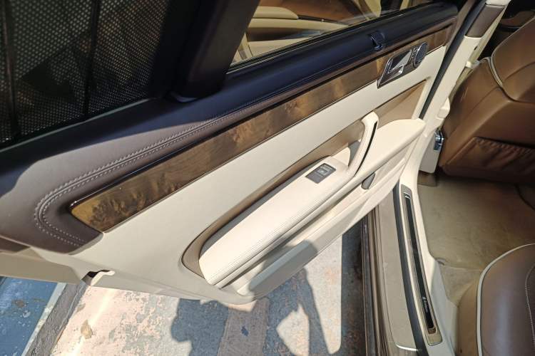 Used Volkswagen Phaeton 2011 3.6L V6 4-Seater Extended-Length Individual Edition Interior 8
