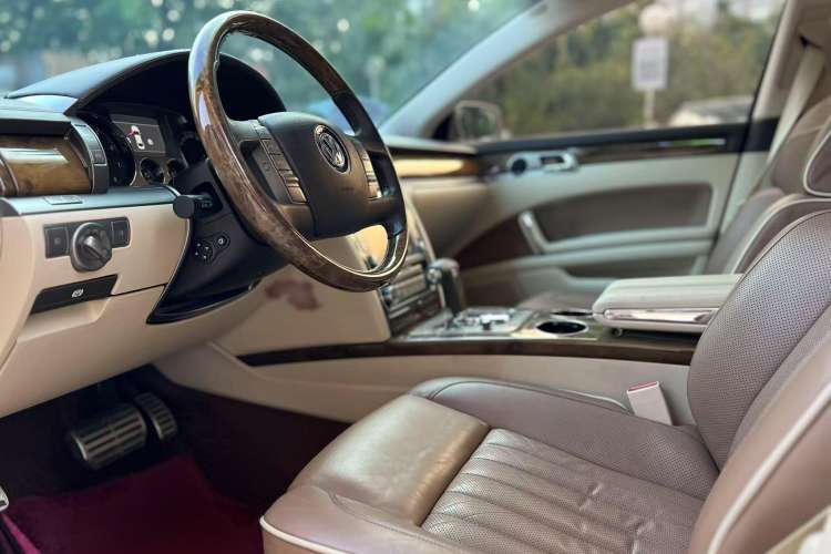 Used Volkswagen Phaeton 2011 3.6L V6 4-Seater Extended-Length Individual Edition Left Front Seat