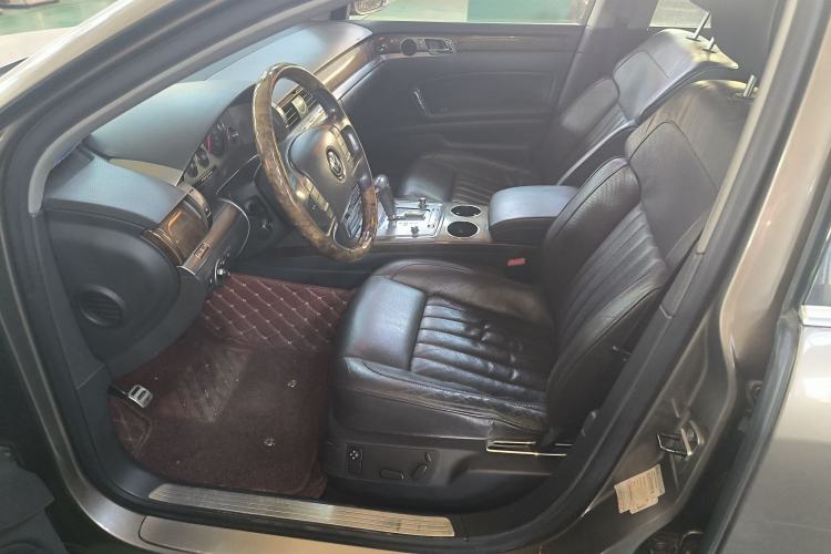 Used Volkswagen Phaeton 2011 3.6L V6 5-Seater Extended Business Edition Left Front Seat
