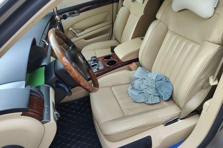 Used Volkswagen Phaeton 2011 3.6L V6 5-Seater Extended Business Edition Left Front Seat
